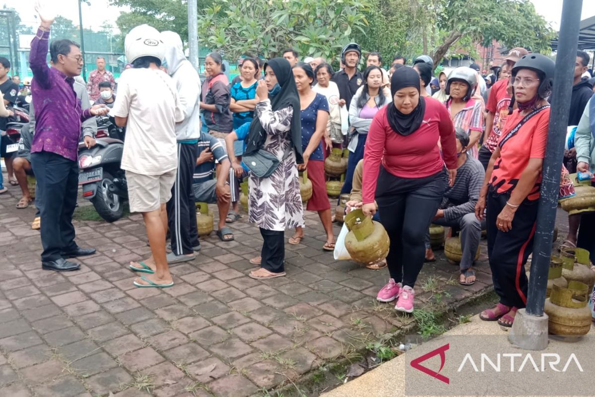 Masyarakat serbu elpiji 3 kg saat pasar murah di Gianyar
