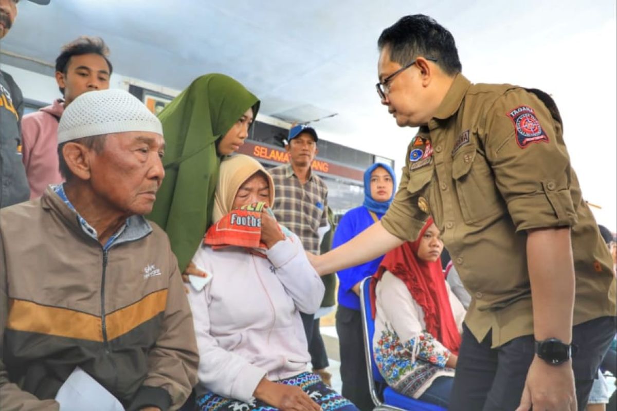 Pj Gubernur Jatim pastikan pencarian korban longsor terus dilakukan