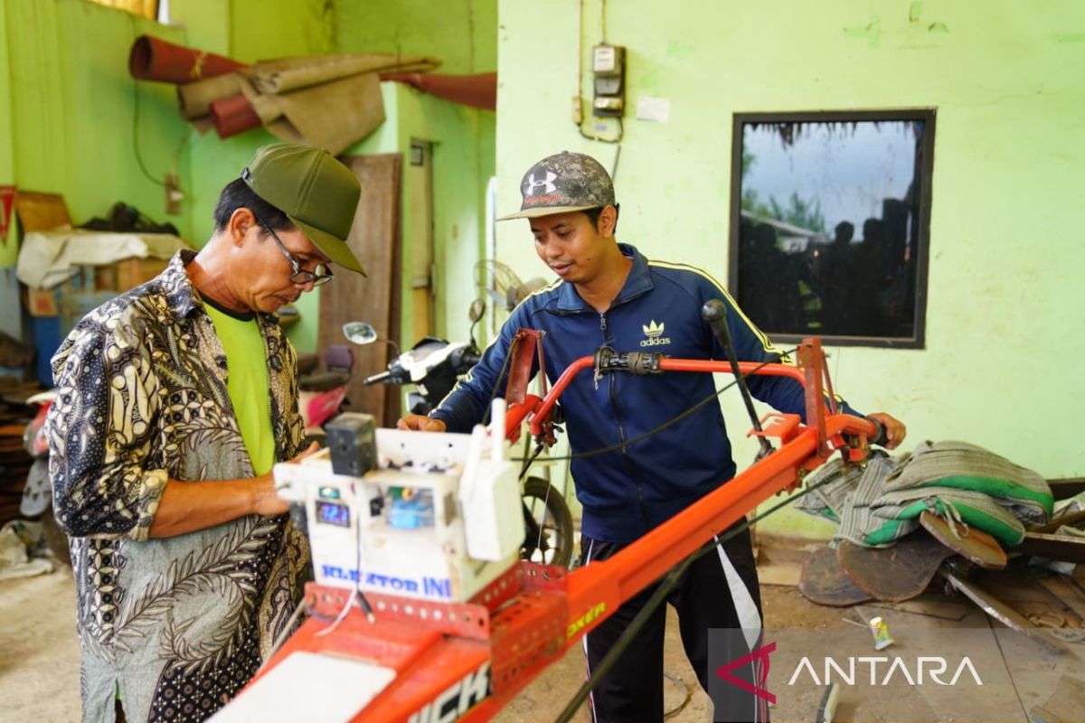 Pegiat pertanian asal Bekasi ciptakan traktor robotik tingkatkan efektivitas petani