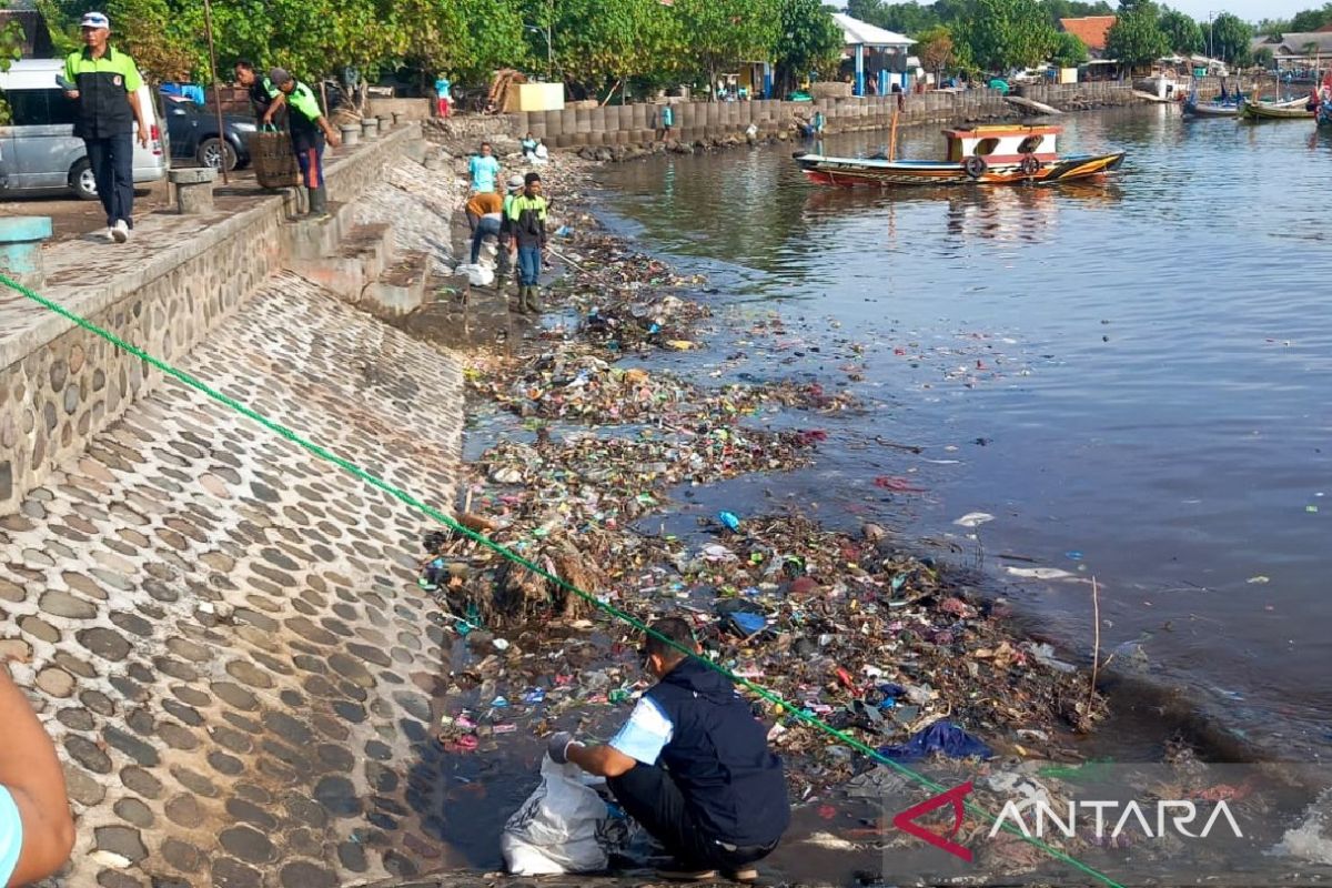 Pemkab Situbondo ajak nelayan bersihkan sampah di pantai