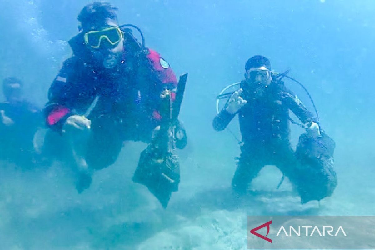 Kelompok konservasi Situbondo bersihkan sampah di dasar laut peringati Hari Laut Sedunia 2024