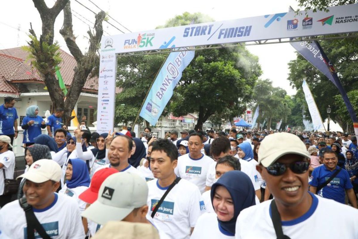 Ribuan peserta mengikuti Funwalk Hari BPR-BPRS Nasional di Sleman