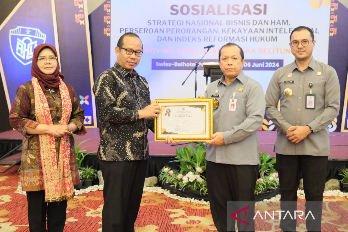 Kakanwil Harun Sulianto beri penghargaan pada pemkab Bangka dan Bangka Tengah