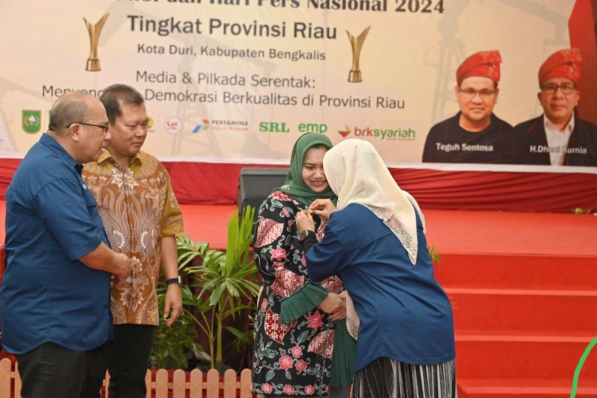 Bupati Bengkalis terima anugerah pin emas dari JMSI Riau