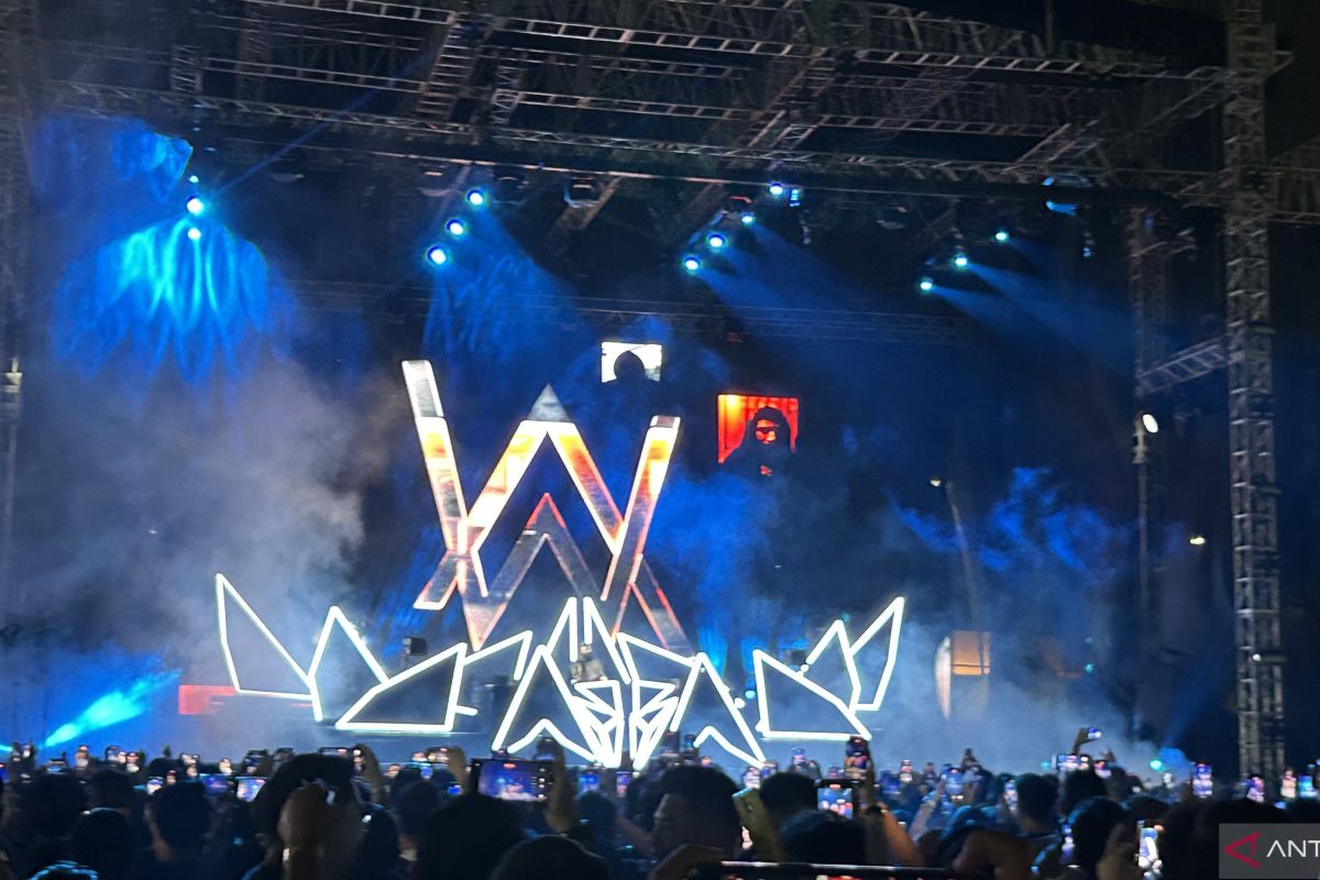 Alan Walker warnai malam Jakarta di konser Walkerworld