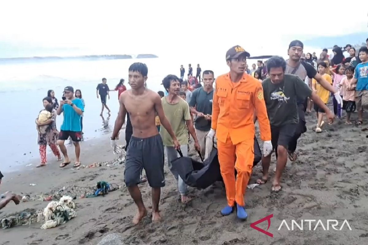 Tim SAR gabungan temukan dan evakuasi jasad pemuda tenggelam di Pantai Cipatuguran