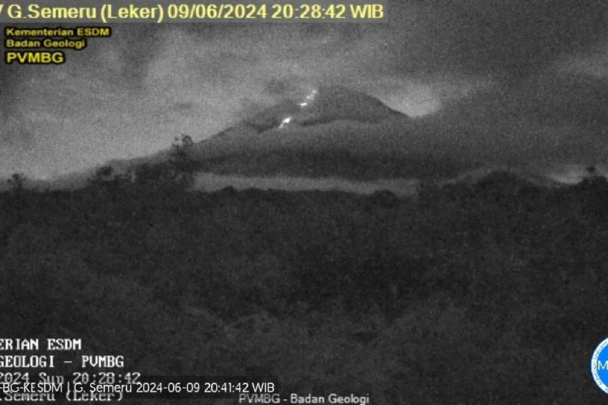 Gunung Semeru erupsi, guguran lava pijar menyertai