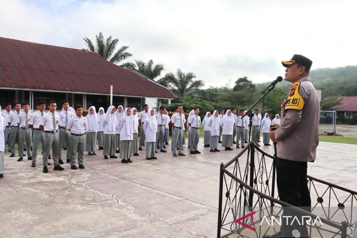 Berkunjung ke SMA 7 Padangsidimpuan, ini pesan Kapolres  kepada siswa