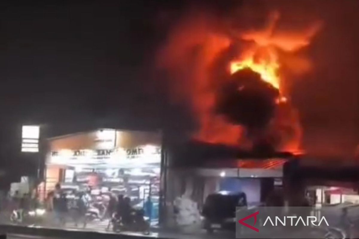 Petugas berhasil padamkan kebakaran gudang ban di Kemang Bogor