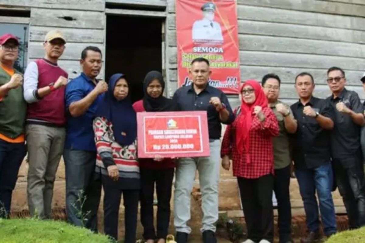 Nanang Ermanto serahkan bantuan 7 unit bedah rumah