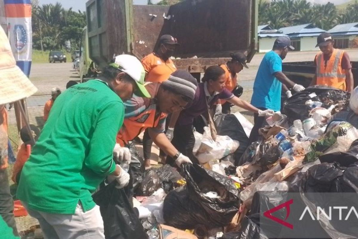 DLH Jayapura beri edukasi cara pilah sampah ke warga