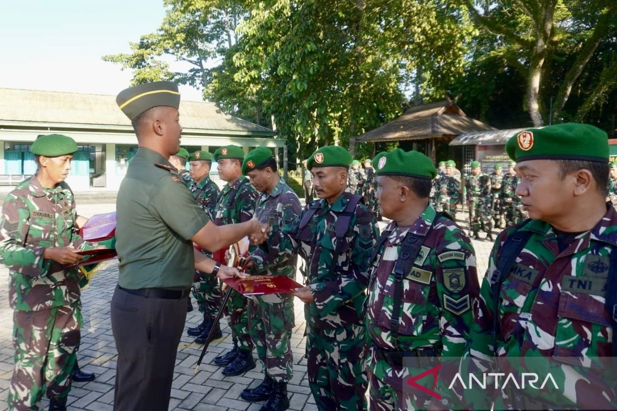 24 prajurit Kodim 1002/HST Kalsel menerima Satya Lencana dari Presiden Jokowi