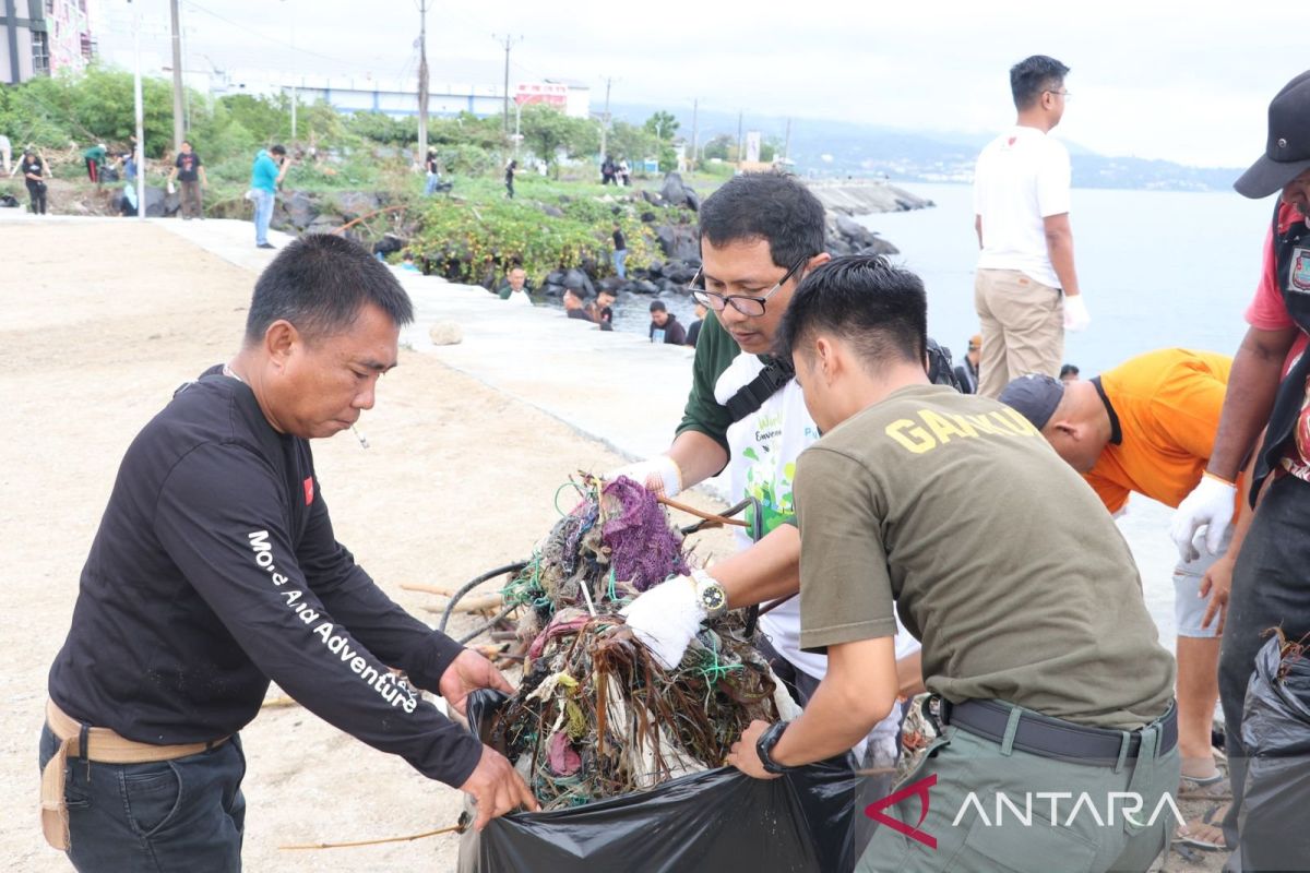 PLN bersama Pemprov Sulut bersihkan muara DAS Tondano Pantai Manado