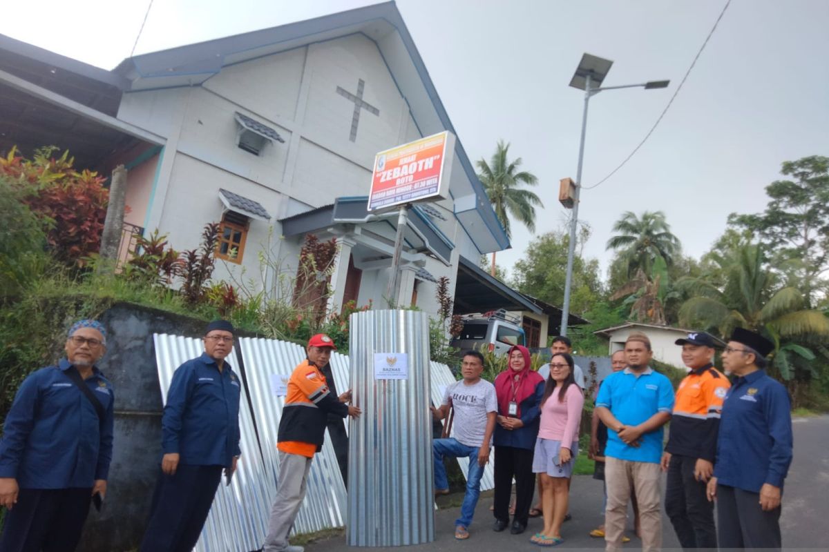 Baznas Sulut salurkan ribuan seng untuk korban erupsi Gunung Ruang