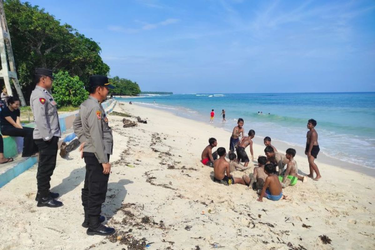 Polisi imbau wisatawan berhati-hati berenang di pantai Pesisir Barat