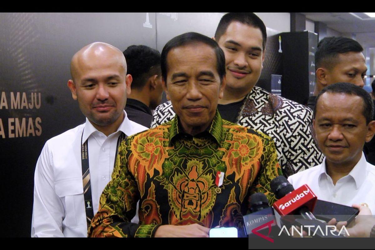 Isu larang putranya maju di Pilkada Jakarta, Jokowi: Tanya Kaesang