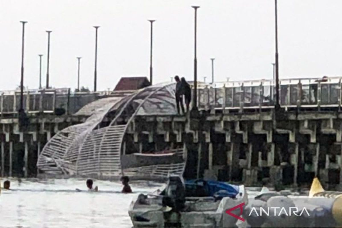 Pemkab perbaiki atap Jembatan Cinta Pulau Tidung yang ambruk - ANTARA News