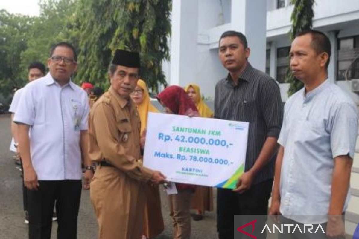 Wabup Selayar serahkan JKM dan Beasiswa BPJAMSOSTEK kepada tiga ahli waris