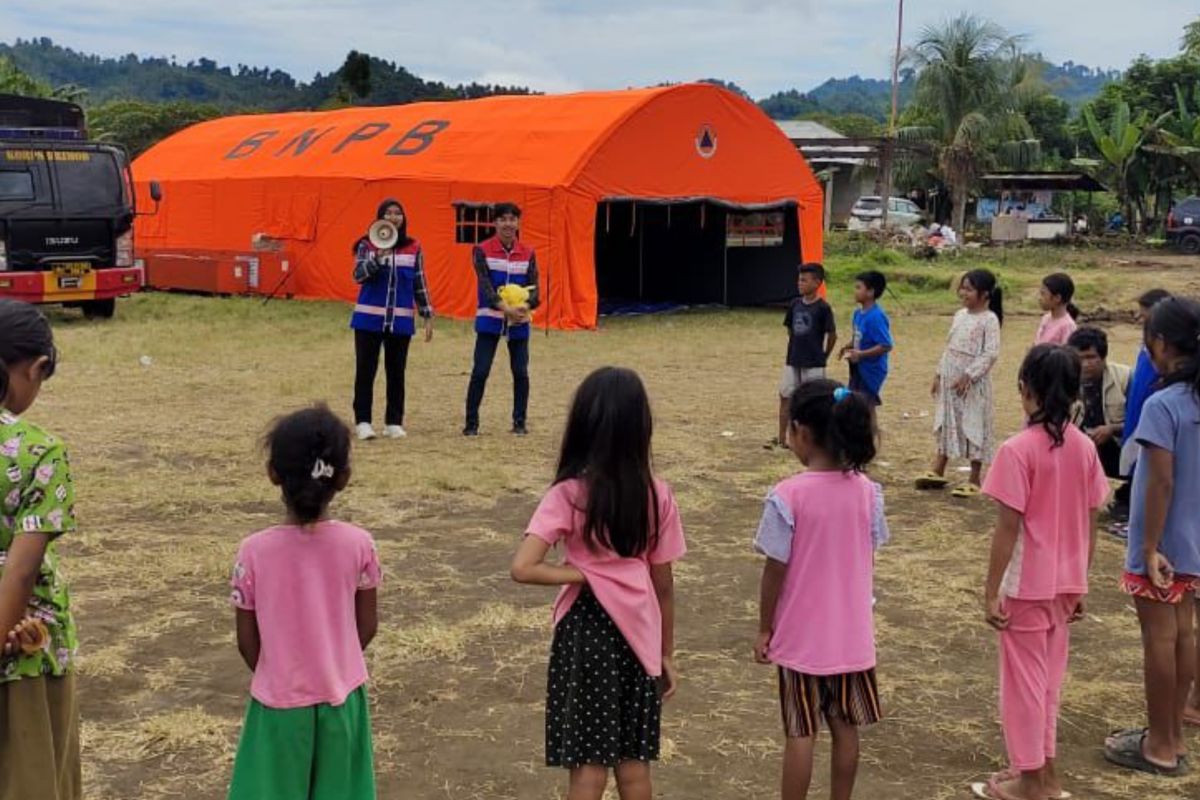 Tim Tanggap Darurat Gunung Ibu  pulihkan mental anak-anak pengungsian