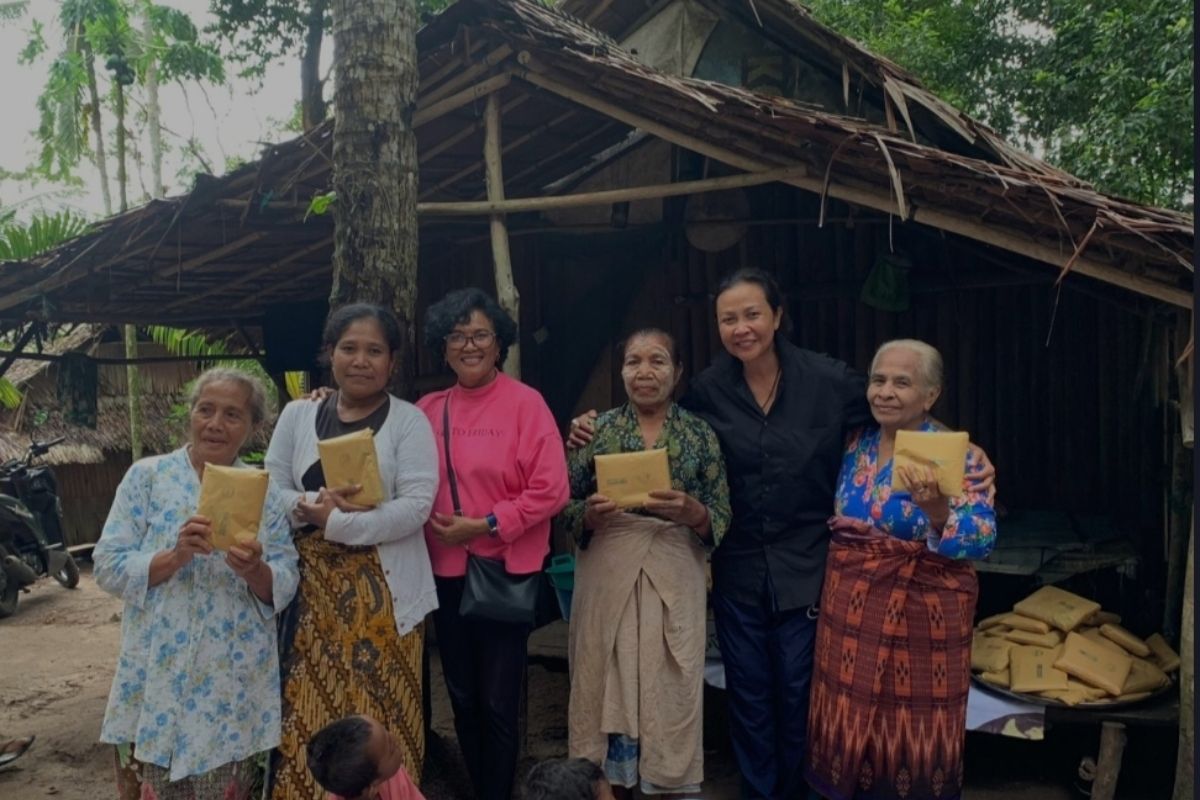 Yayasan CCI berbagi 114 paket kain kebaya dengan pengungsi negeri Pelauw Maluku Tengah