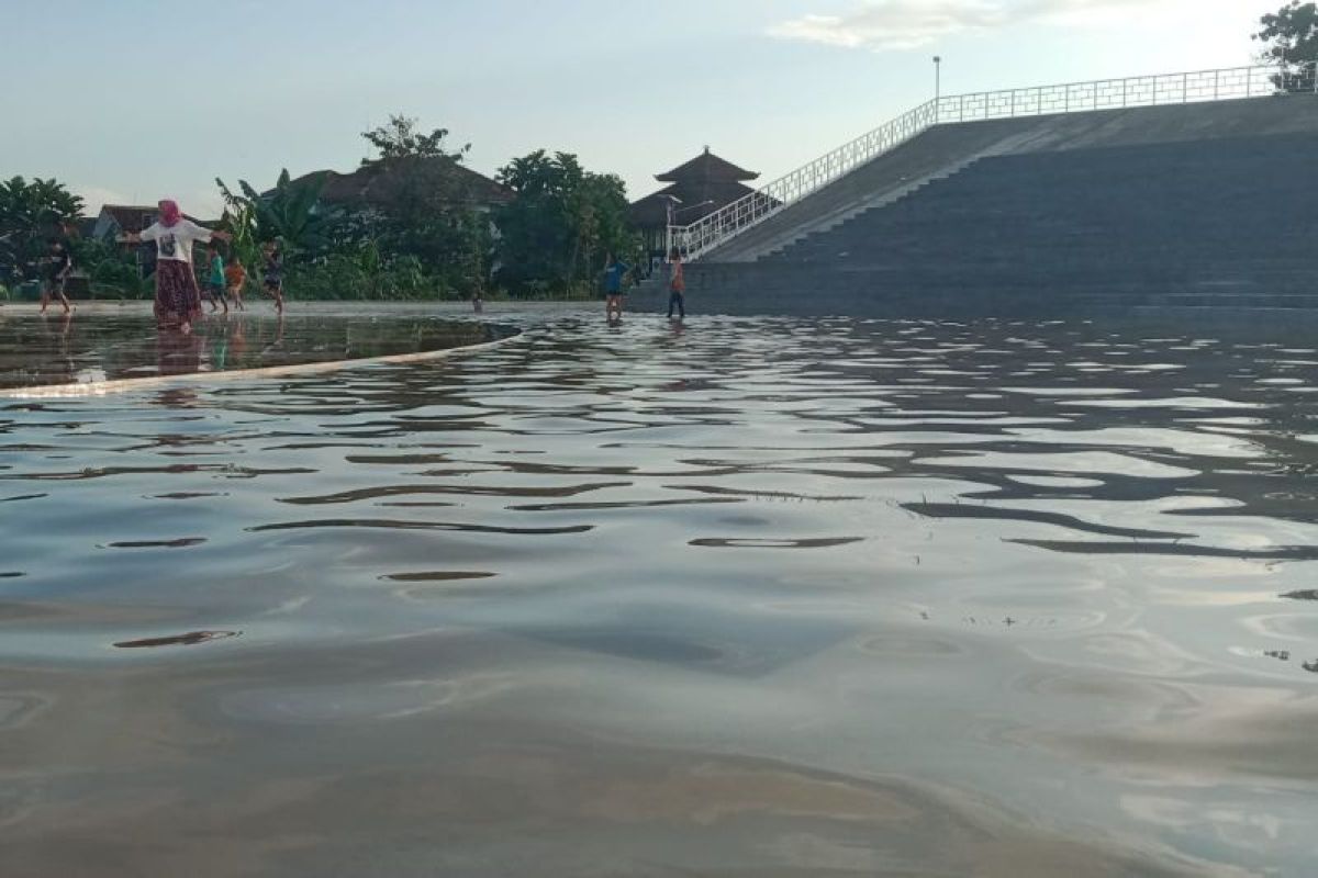 Antisipasi genangan, saluran Teras Udayana Mataram dinormalisasi