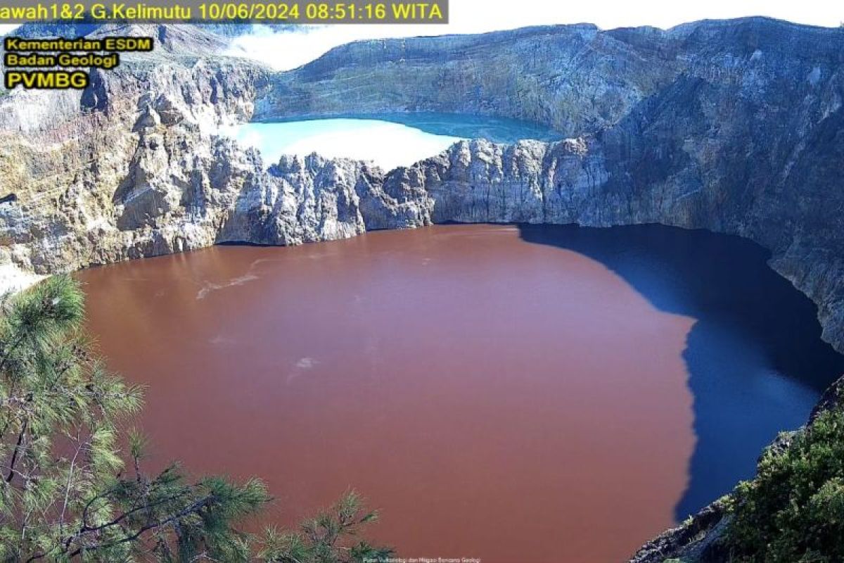 Warna danau Kawah I Gunung Kelimutu berubah