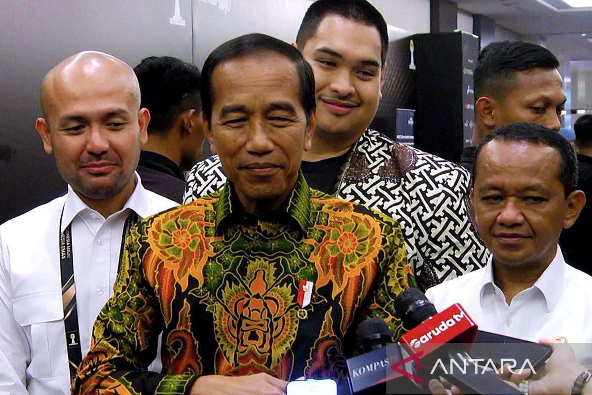 Isu melarang putranya maju Pilkada Jakarta, Jokowi: Tanya Kaesang
