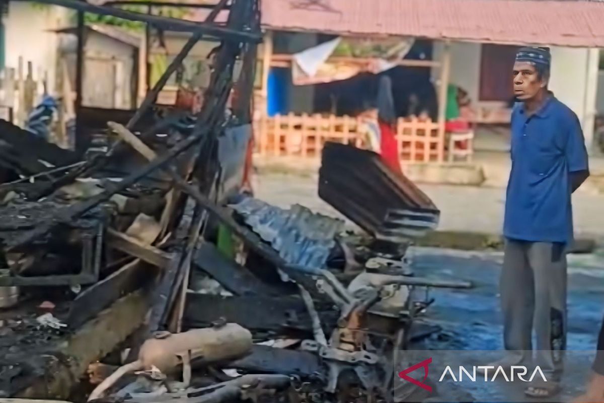 Seorang warga Aceh Barat terbakar ketika sebuah rumah dilalap api jelang subuh