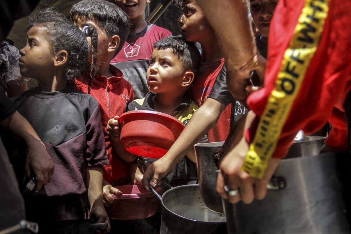 Warga terima bantuan makanan di kamp Jabalia di Gaza