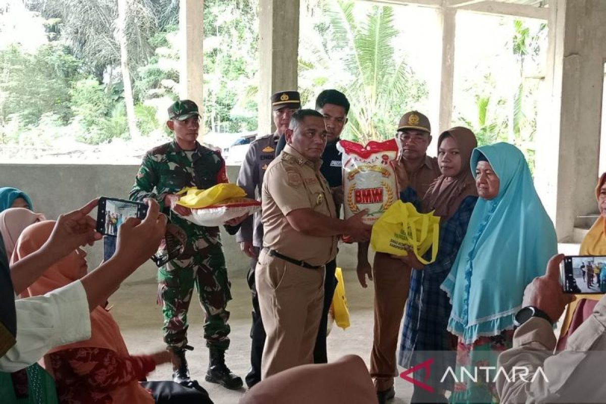 Pj. Bupati Mubar serahkan BLT ke 134 warga di lima kelurahan