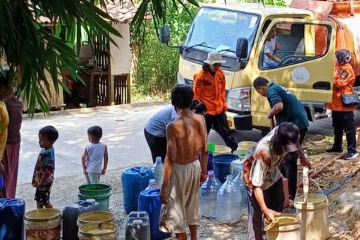 BPBD Karawang distribusikan air bersih ke dua desa mulai dilanda kekeringan