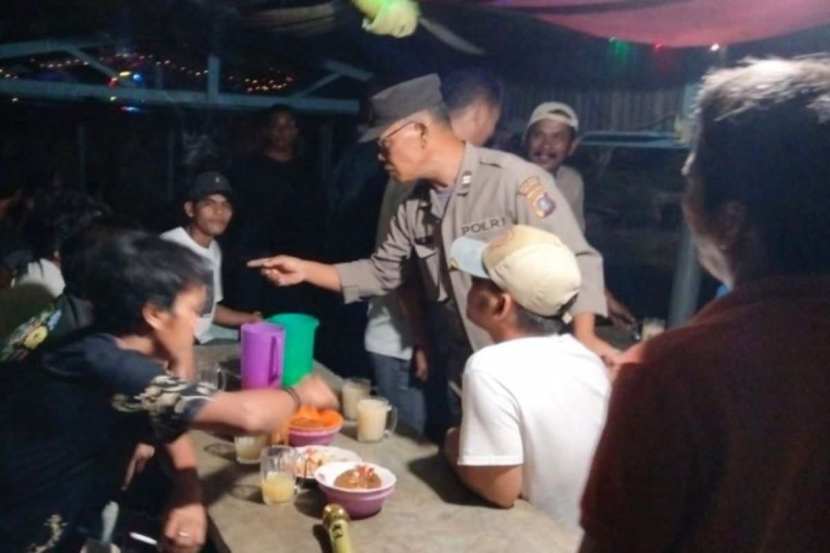 Polsek Tanah Jawa tertibkan jam  buka warung