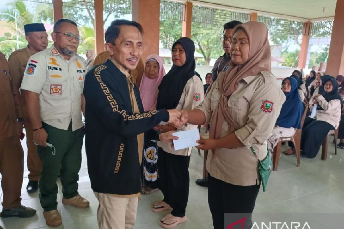 Bupati Gorontalo salurkan BLT dana desa di Tolangohula