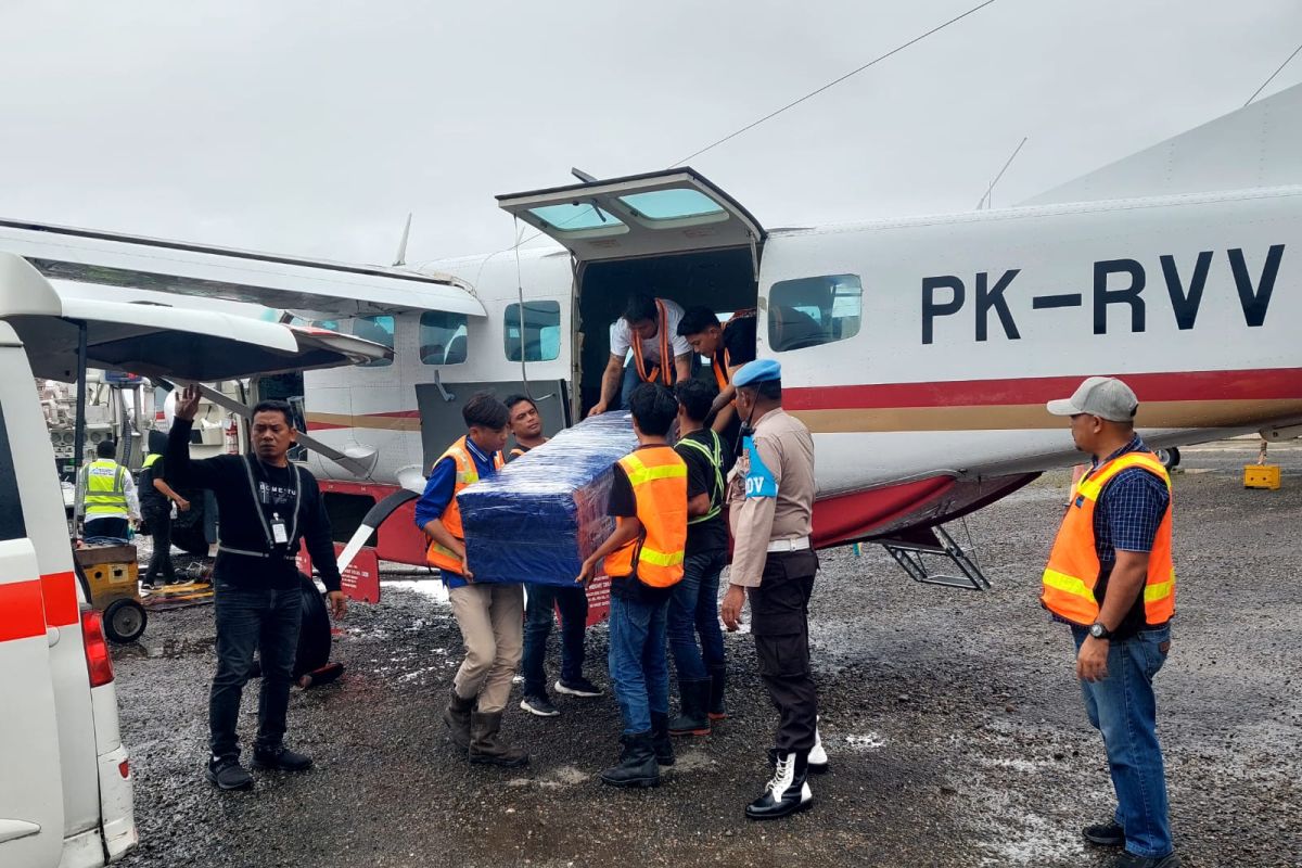 Jenazah korban penembakan KKB dievakuasi menggunakan pesawat Reven PK-RVV