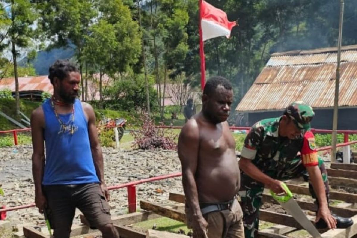 Babinsa di Puncak Jaya membantu bangun rumah warga desa binaan