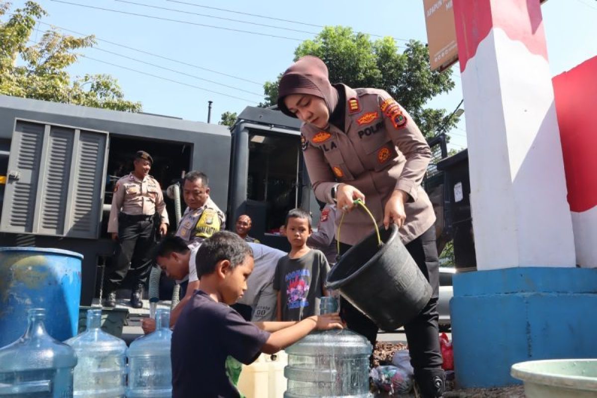 Polresta Bandarlampung distribusikan 14.000 liter air bersih ke warga