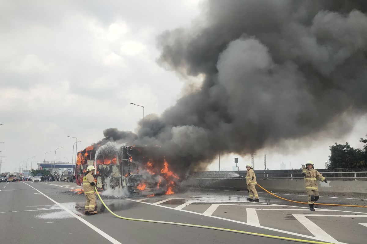 Bus pariwisata hangus terbakar di Tol Wiyoto Wiyono Jakarta, penumpang selamat