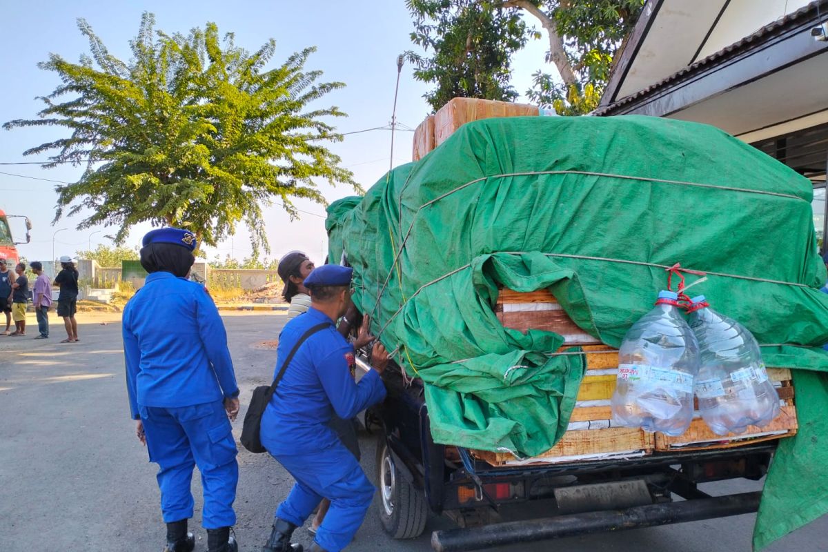 Polisi periksa kendaraan di penyeberangan Situbondo-Madura