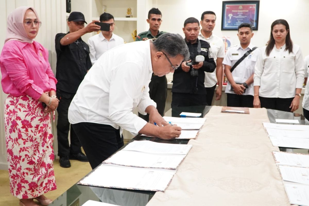 Pemkot Ambon bersama TNI dan Polri tandatangani NPHD pilkada 2024