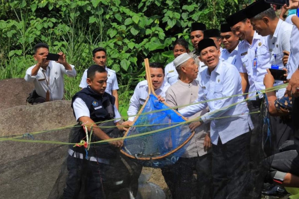 Bupati Sabar AS lepaskan 3.000 bibit ikan garing disungai kampung tongah petok Timur