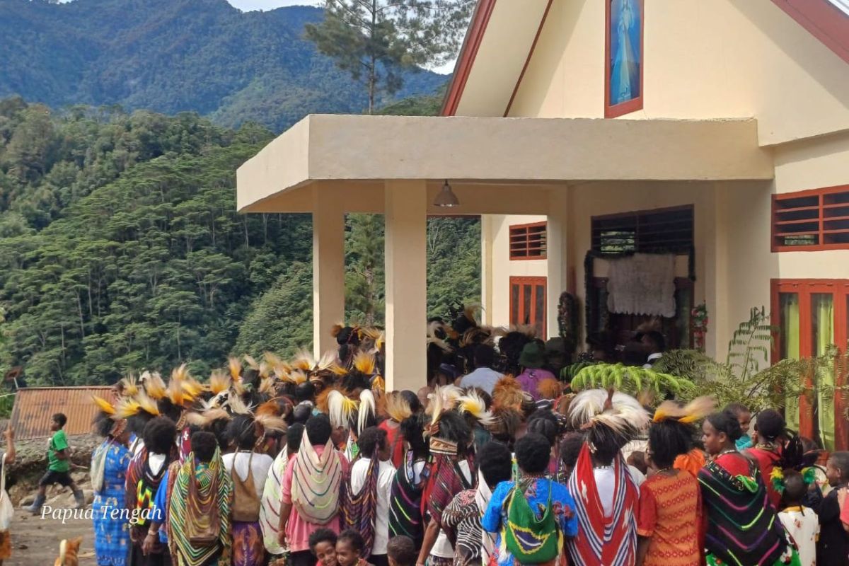 Freeport kerahkan helikopter dan bus dukung peresmian Gereja Ainggigi