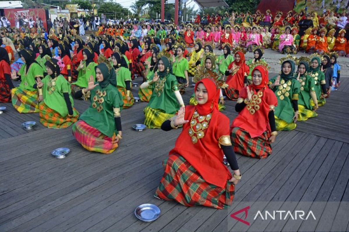 Rekor MURI pagelaran Tari Pa'duppa di Makassar