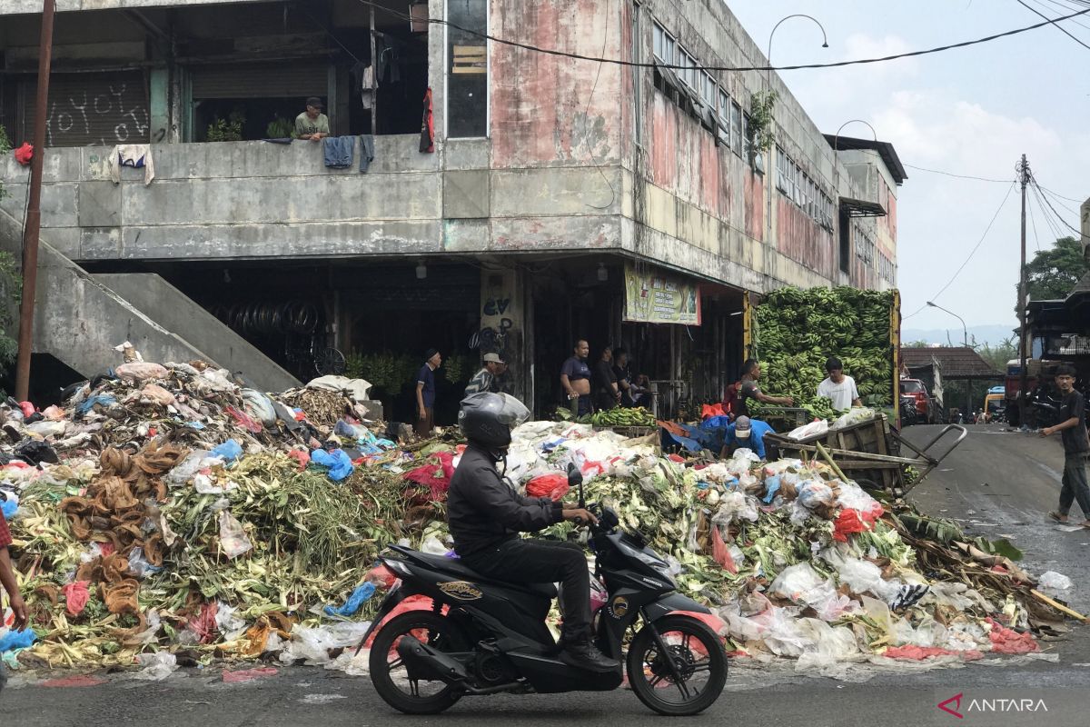 Pemkot Bogor upayakan pengangkutan sampah di Pasar Merdeka yang numpuk berhari-hari