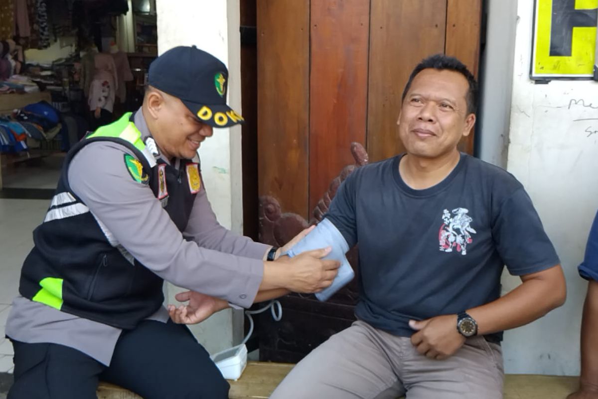 Polres Wonosobo cek  kesehatan gratis di pasar