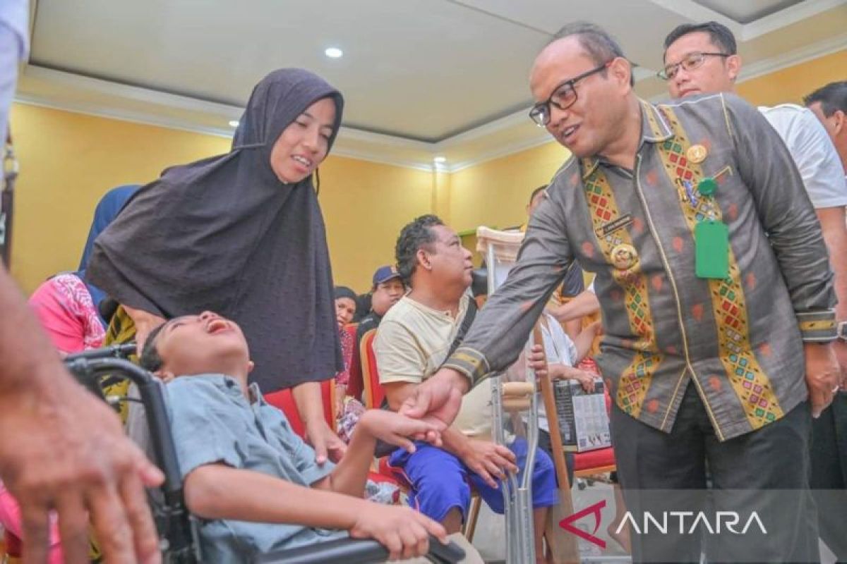 Pj wali kota salurkan bantuan untuk penyandang disabilitas Padangsidimpuan