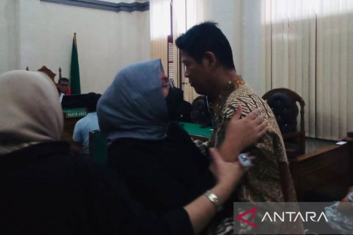 Ayahnya terbukti korupsi, anak mantan Dirut PT Perkebunan Sumatera Utara histeris di ruang sidang