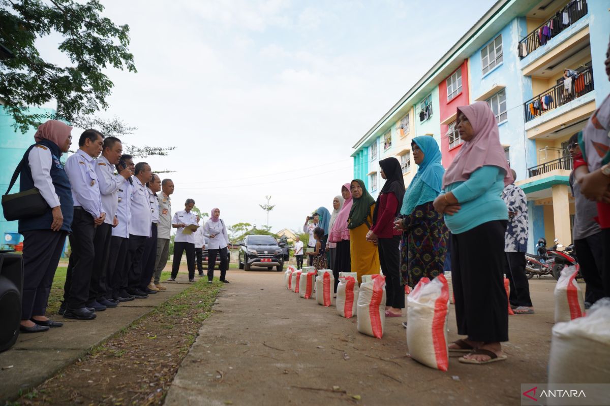 Pemerintah Kota Pontianak salurkan bantuan cadangan pangan untuk warga Rusunawa