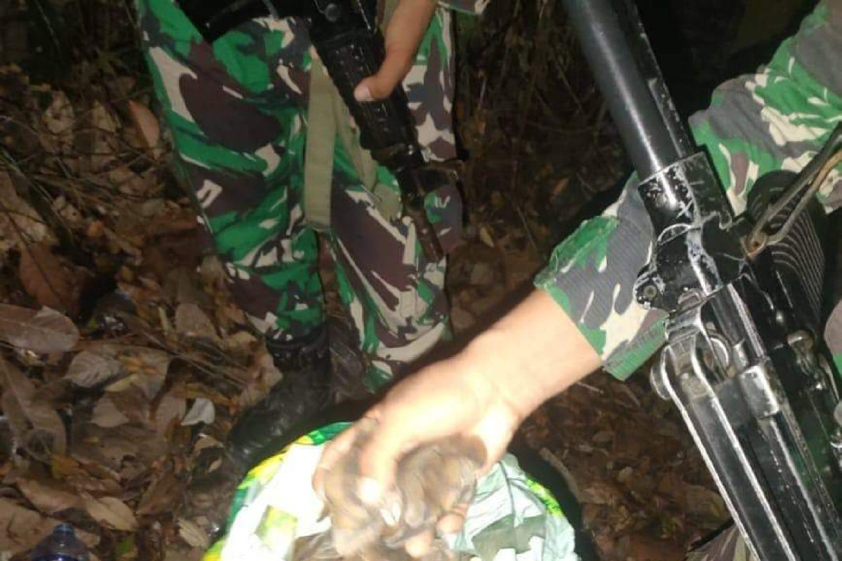 Pamtas sita karung berisi sisik trenggiling di batas RI-Malaysia