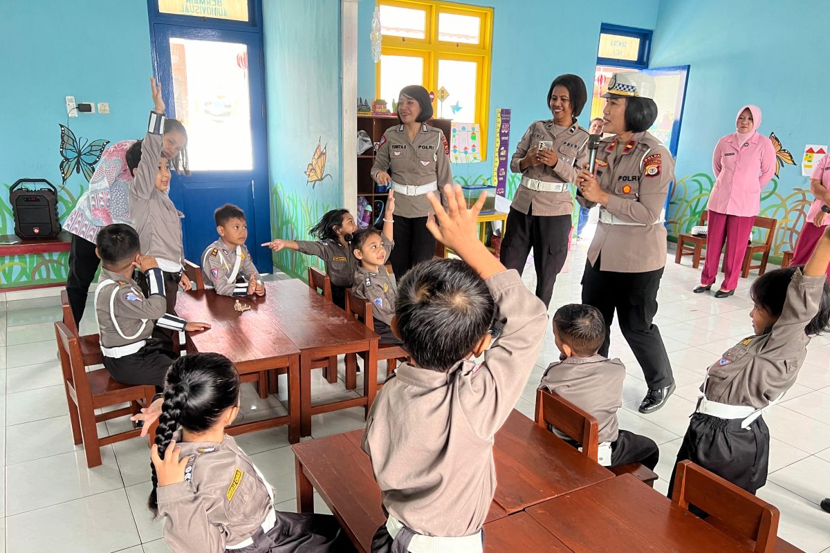 Polwan Polda Maluku bangun pemahaman lalu lintas  sejak dini  bagi anak TK