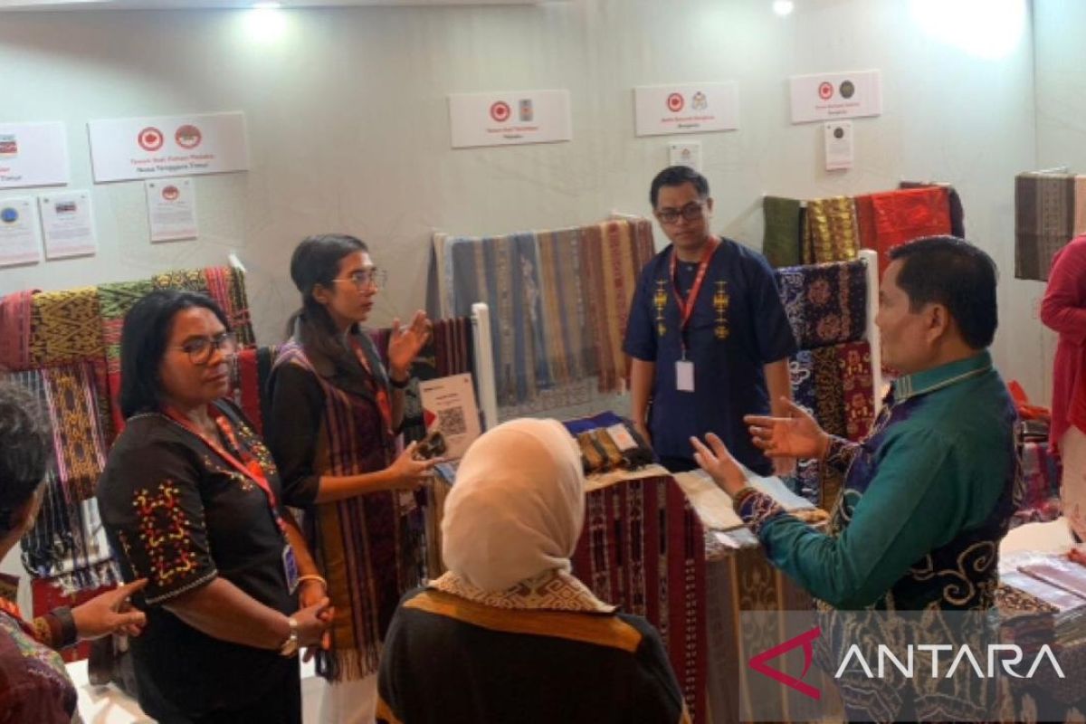 Kemenkumham Maluku promosikan kain tenun Tanimbar dan pala Banda di GIE 2024